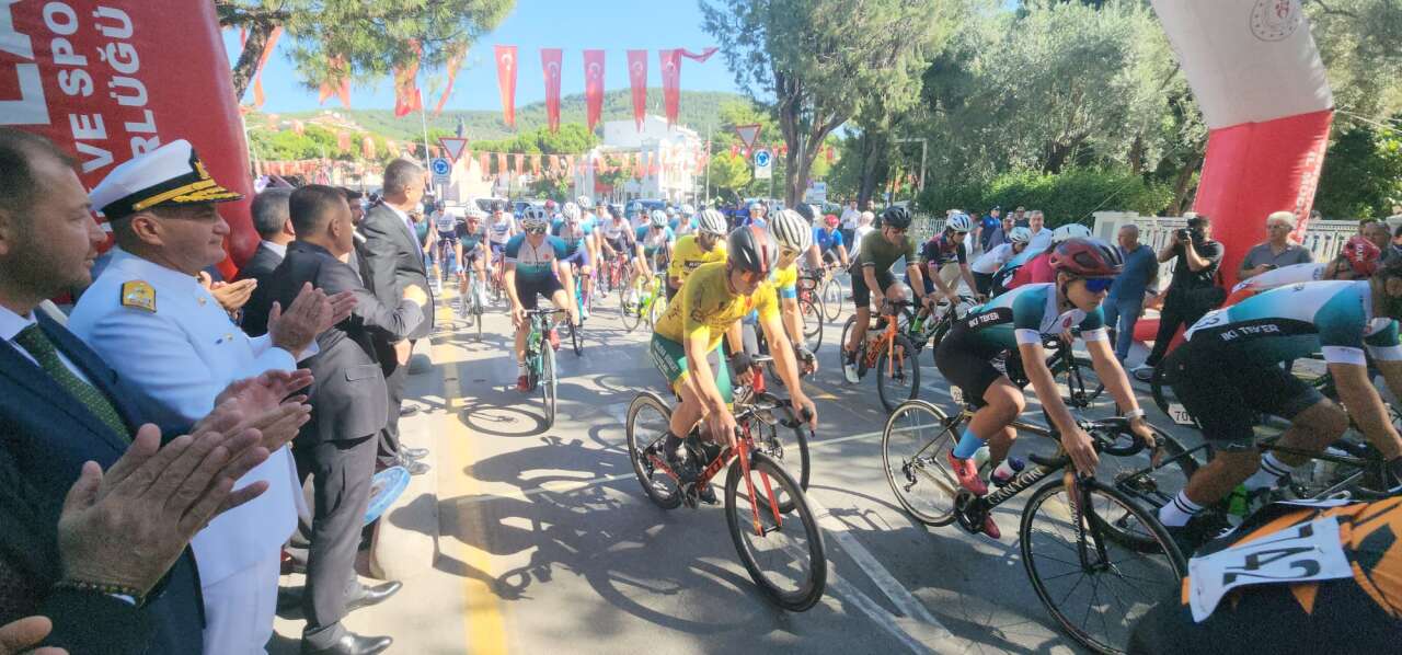 Muğla'da 15 Temmuz Şehitleri Bisiklet Yol Yarışının Startını Vali Akbıyık Verdi 5